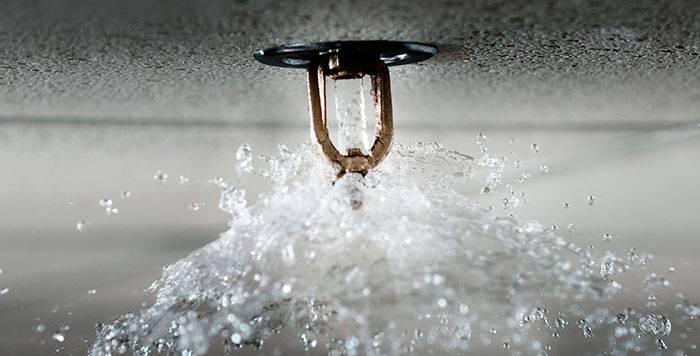 Sprinkler antincendio che eroga acqua